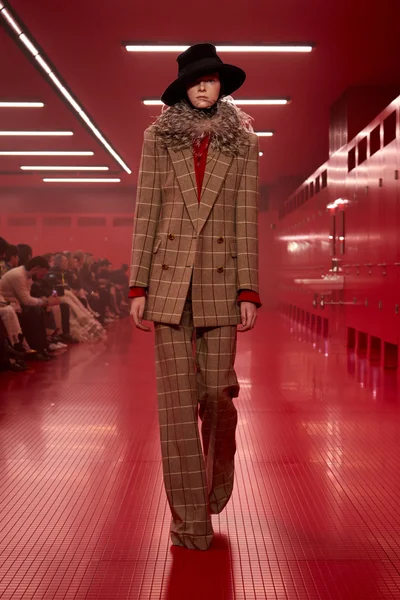 Look 60